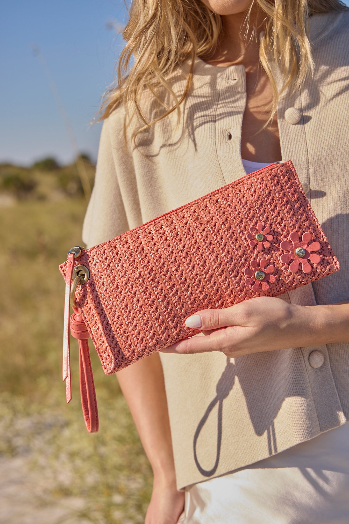 Hobo Vida Wristlet - Wild Rose Woven Straw